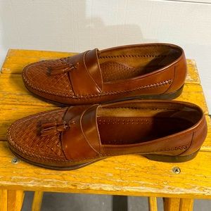 Bass men’s leather loafer shoes. Size 11. Just cleaning out the closet.